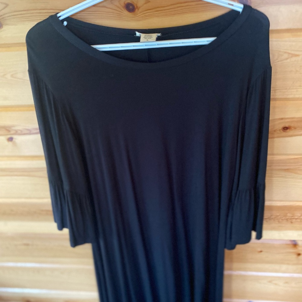 Cute belle-sleeve shift dress in black,